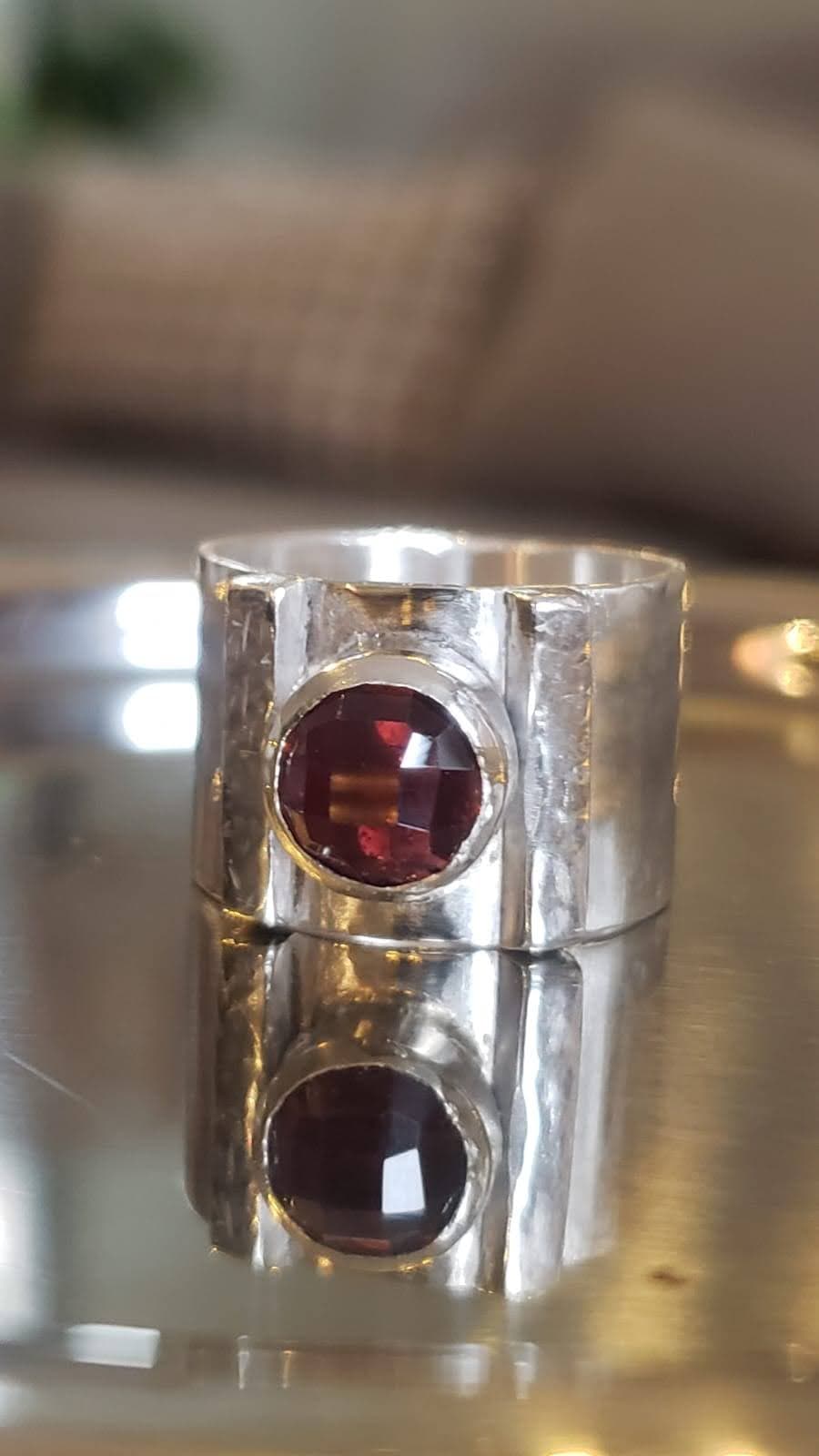 Anillo Granate Facetado vista 2