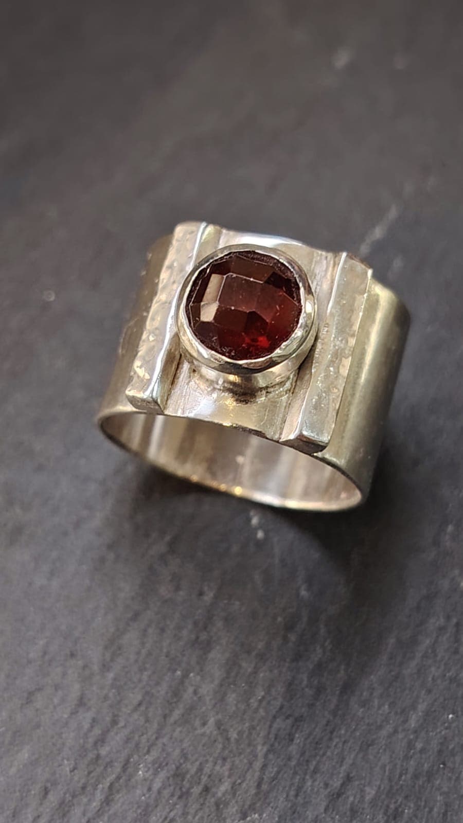 Anillo Granate Facetado