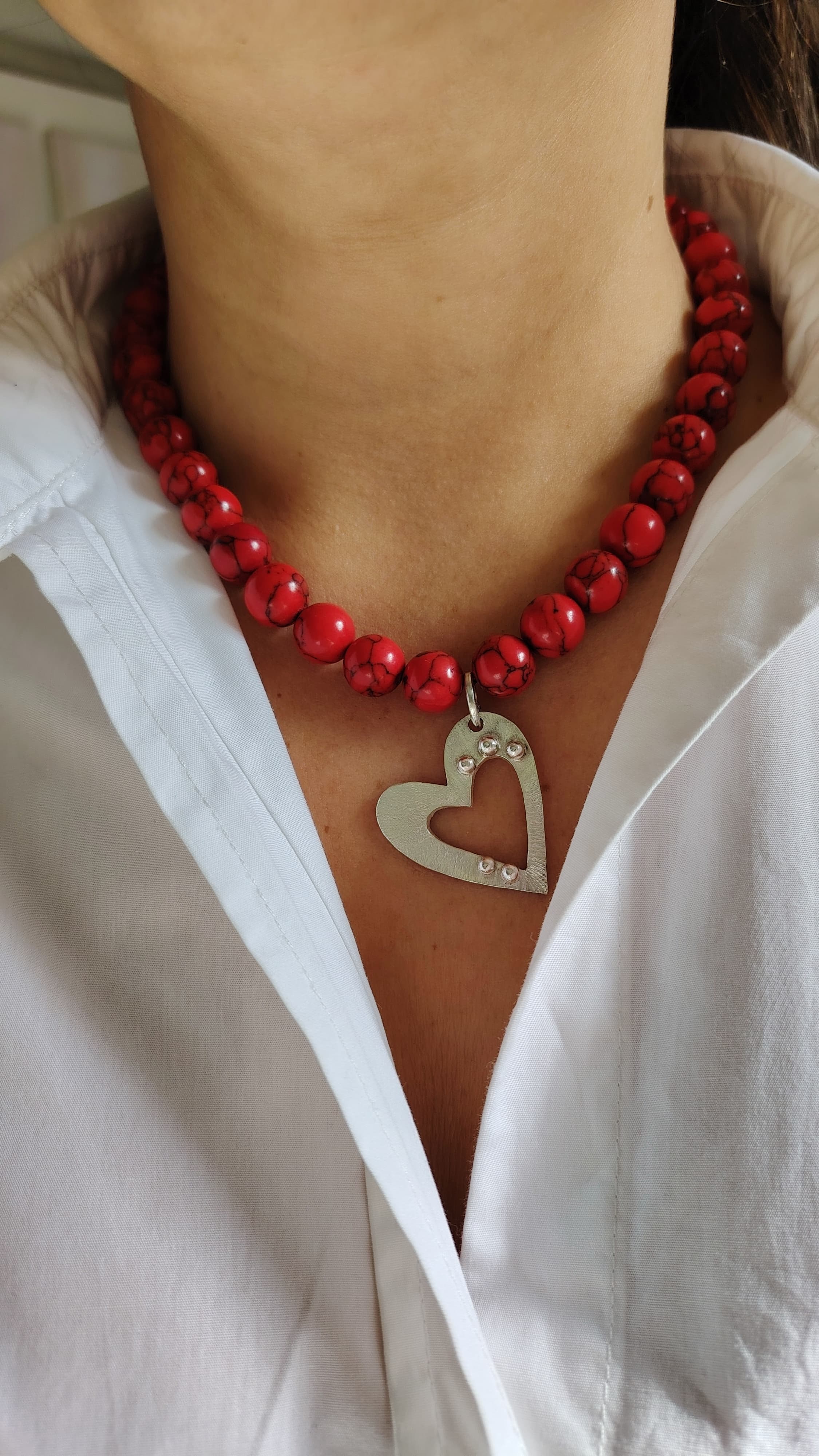 Collar Corazón Howlita Roja  vista alternativa