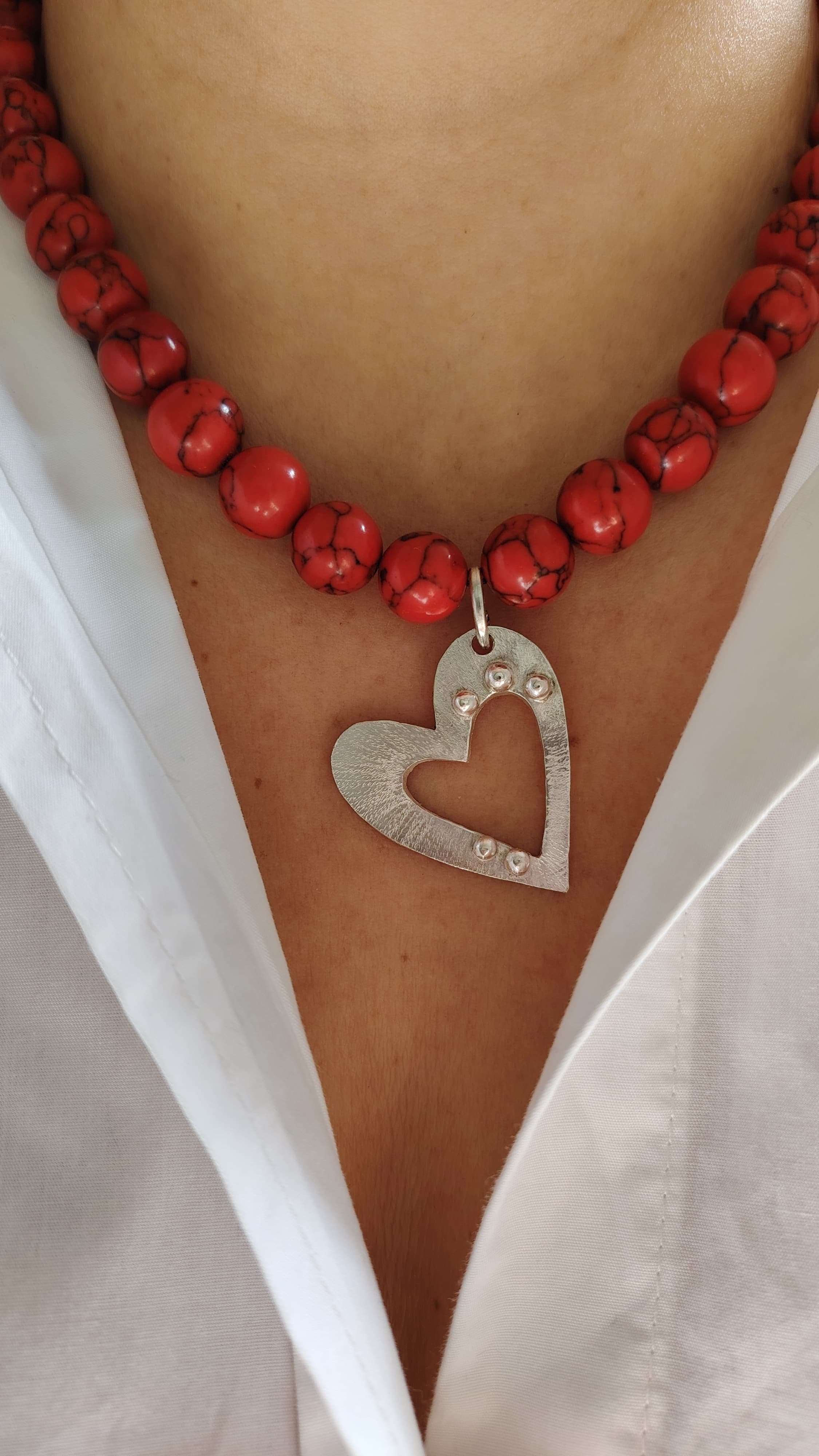 Collar Corazón Howlita Roja 
