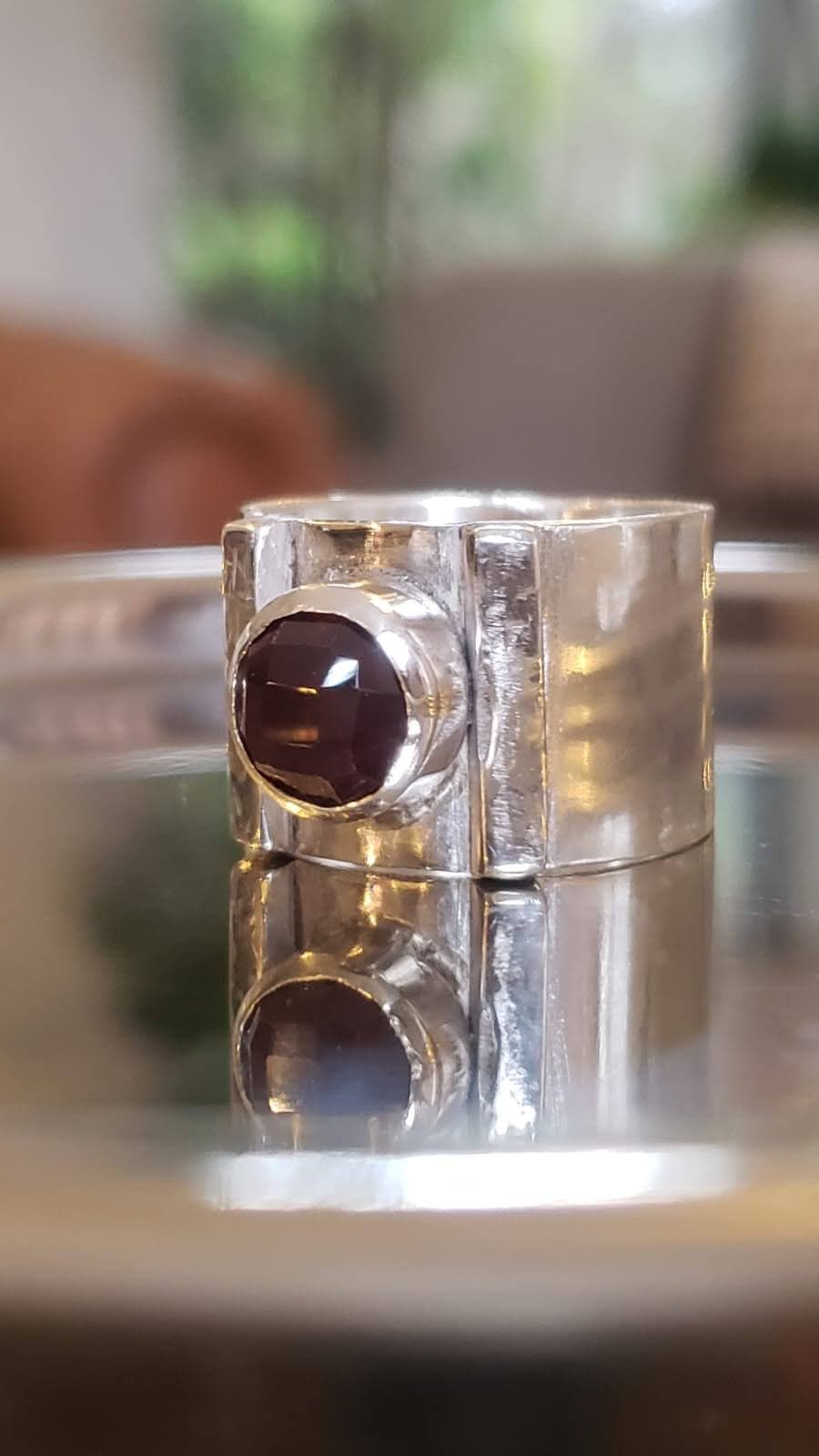 Anillo Granate Facetado