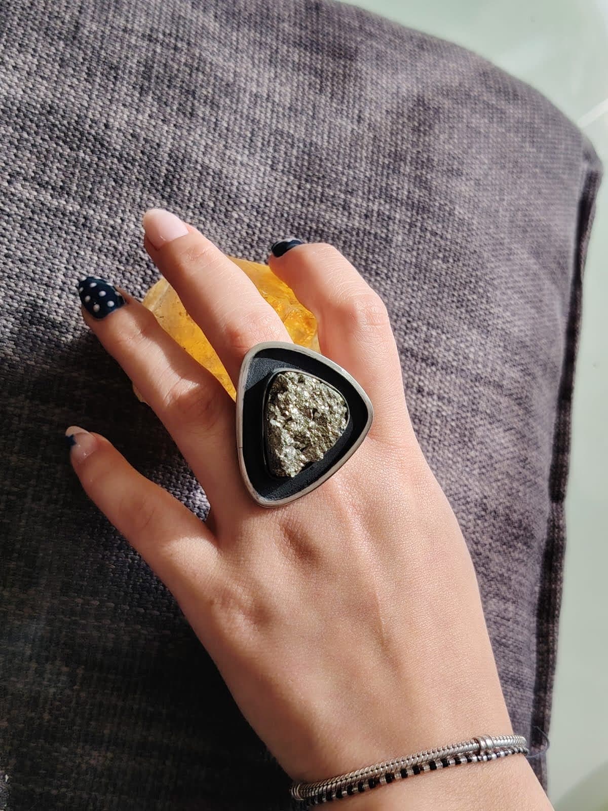 Anillo Pirita Triangular