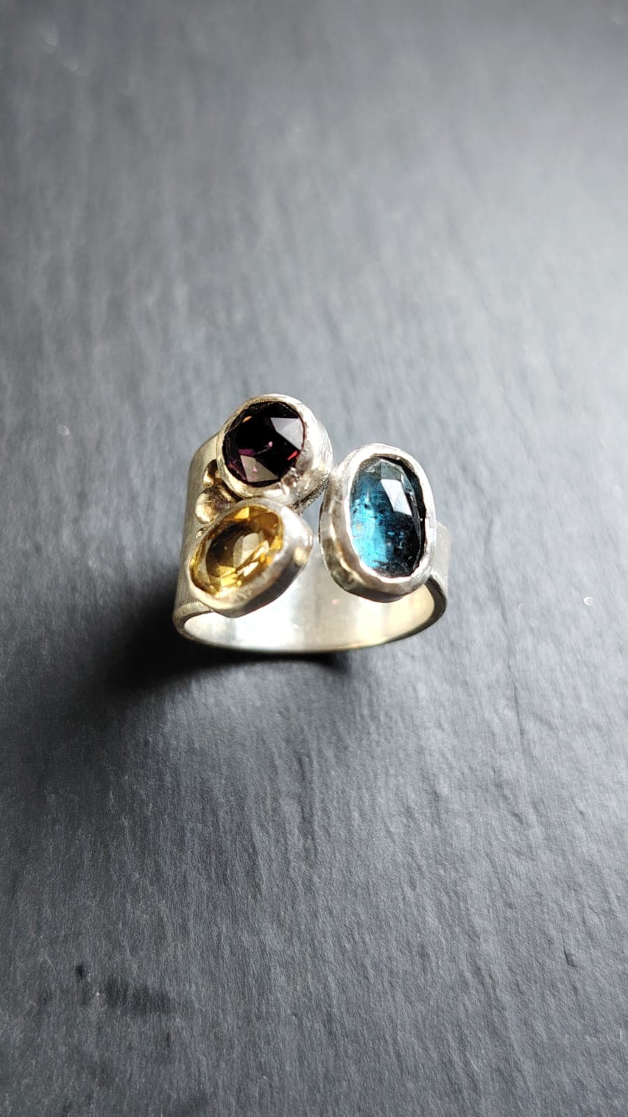 Anillo Tres Piedras Amatista, Citrino y Cianita vista 2