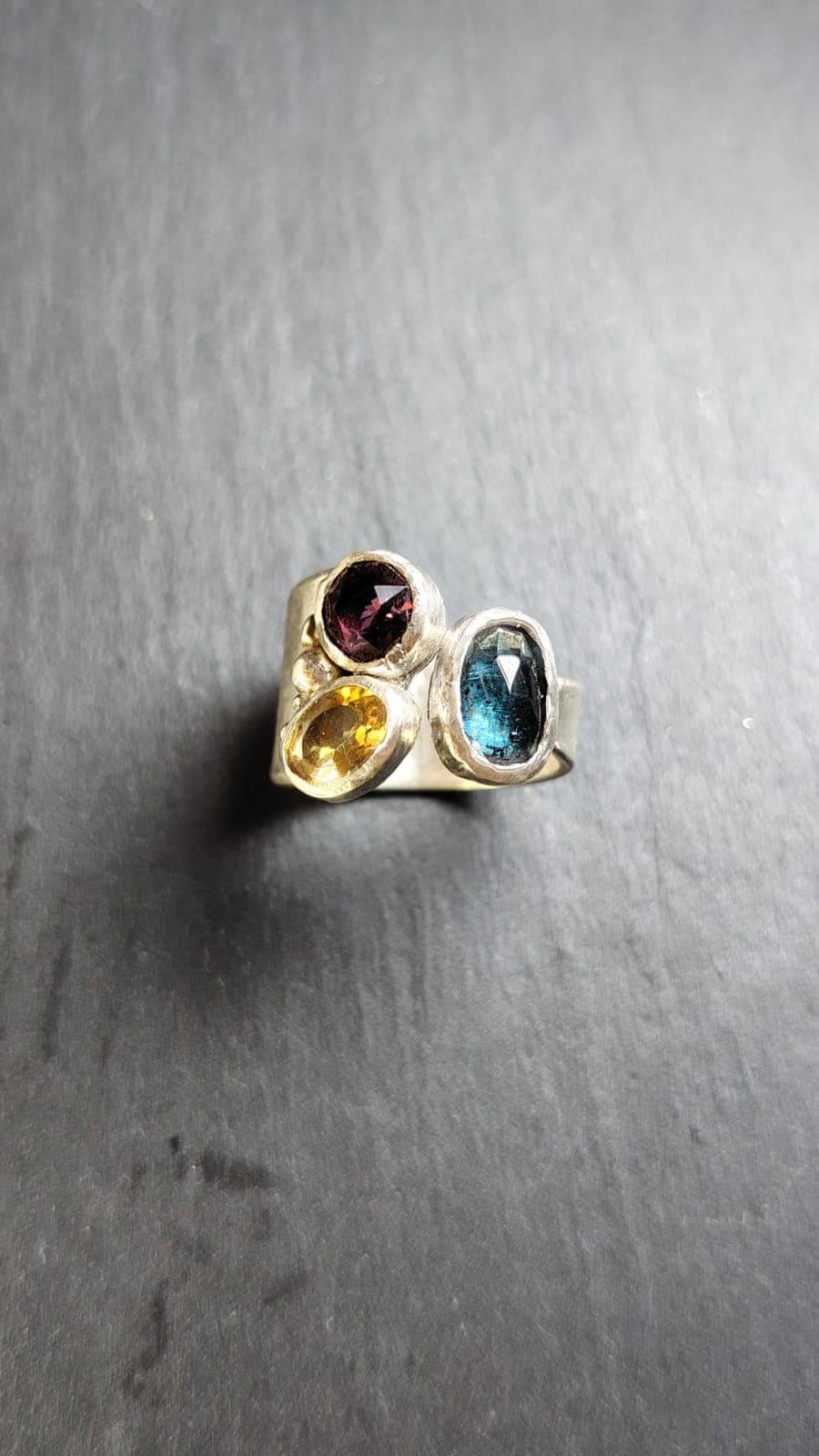 Anillo Tres Piedras Amatista, Citrino y Cianita vista 3