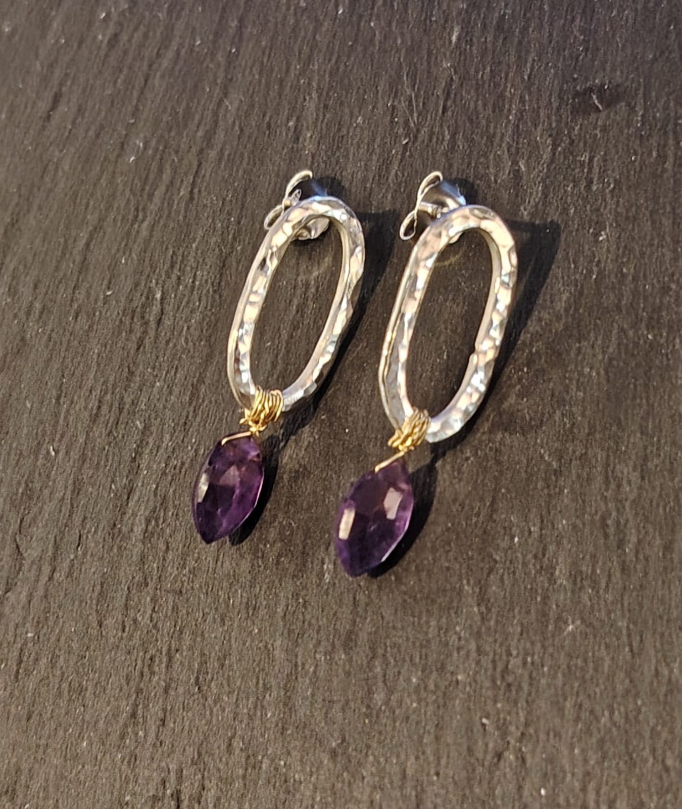 Aros óvalo martillado con amatista