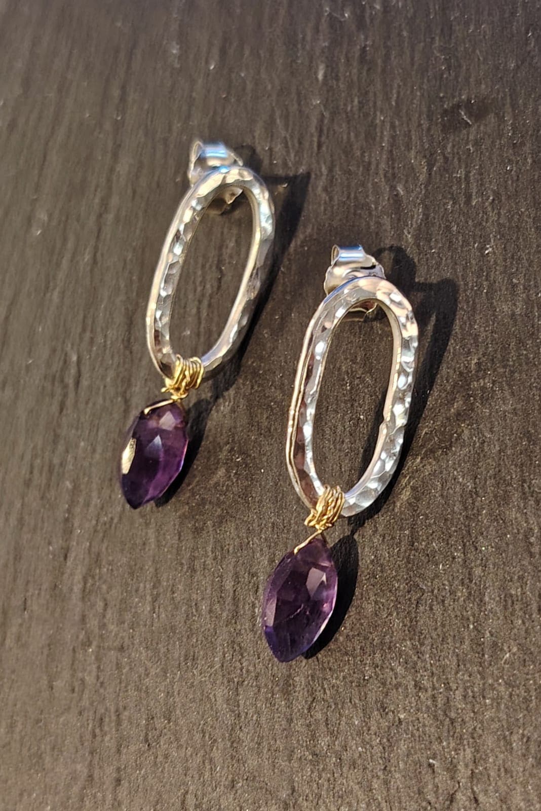 Aros óvalo martillado con amatista vista 2