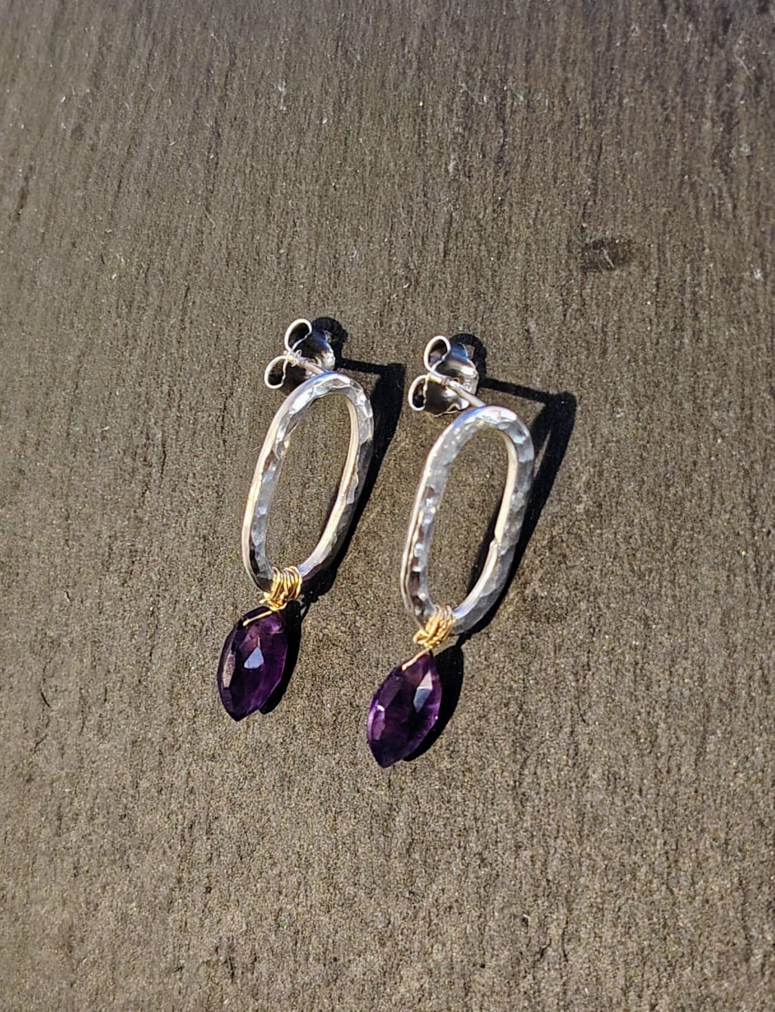 Aros óvalo martillado con amatista vista 3