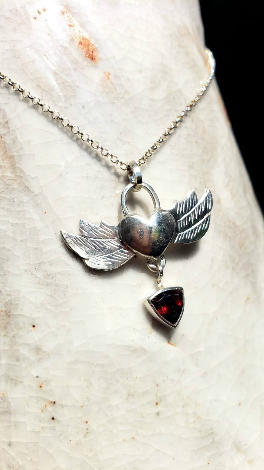 Colgante Corazón Alado Granate