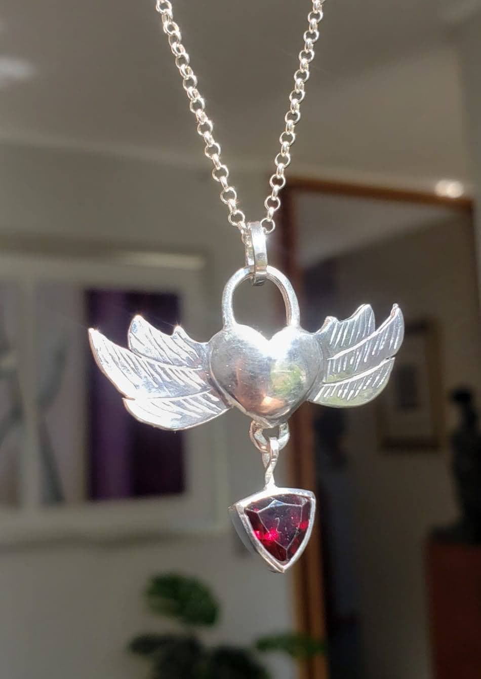 Colgante Corazón Alado Granate vista 2