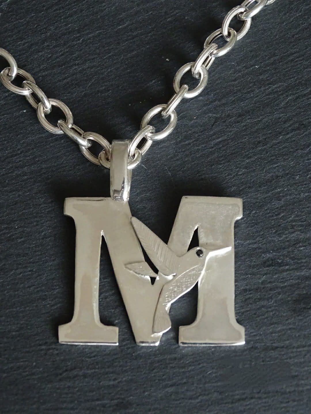 Collares y piedras naturales en el taller