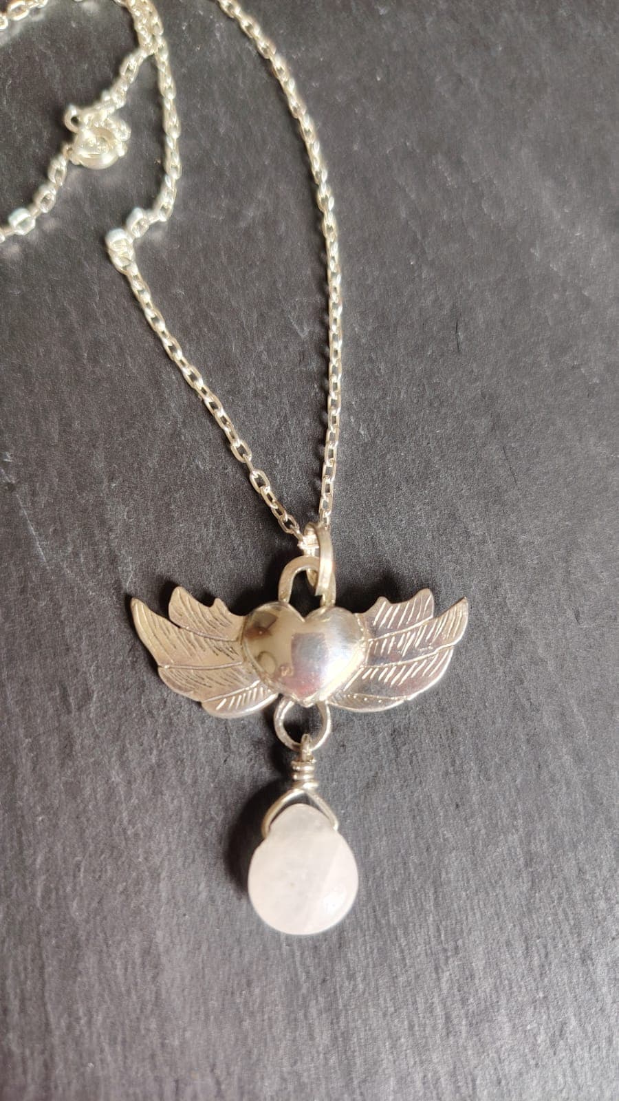 Collar Corazón Alado Cuarzo Rosa vista 2