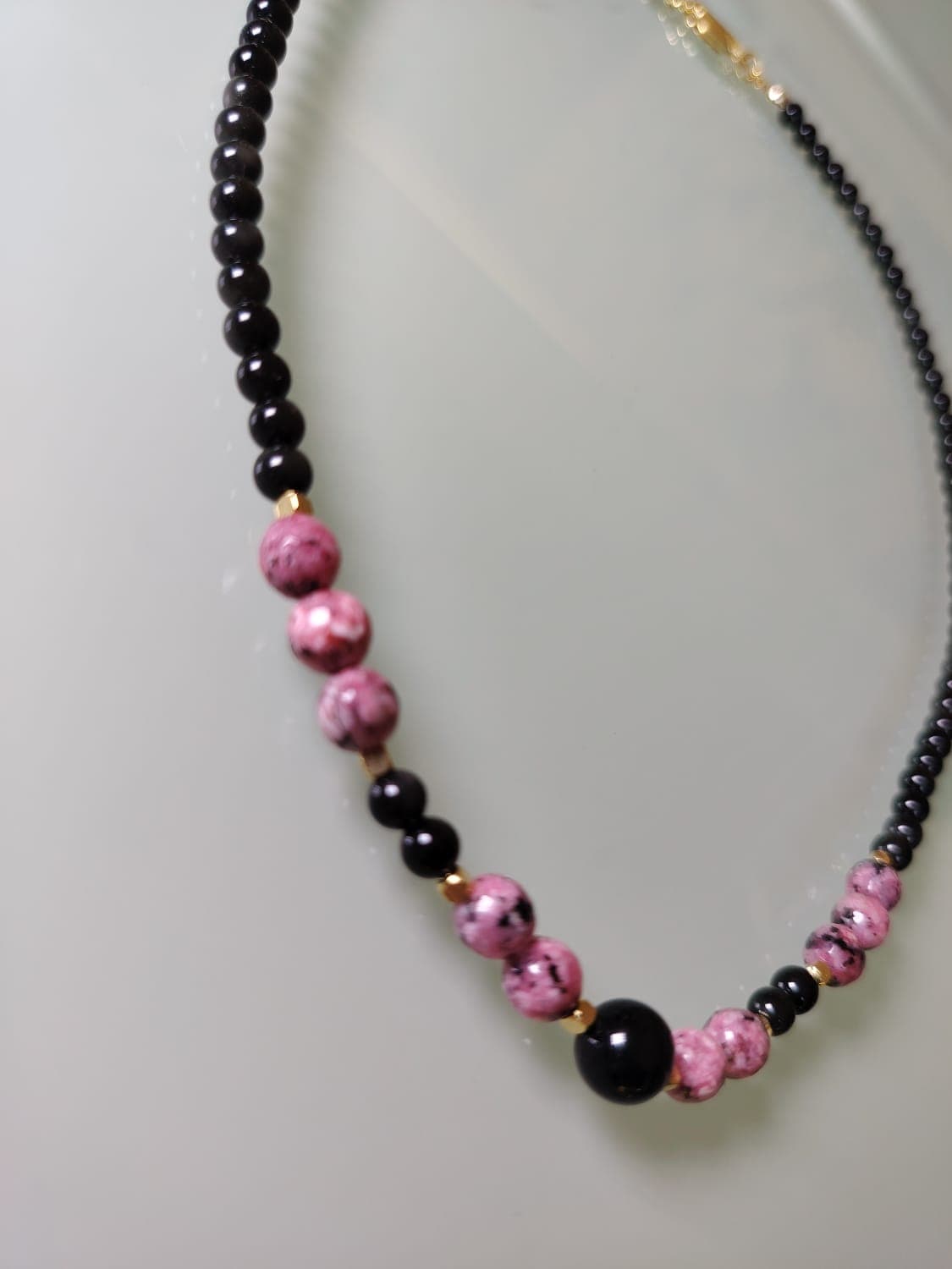 Collar Cuarzo Negro y Rosa vista 2