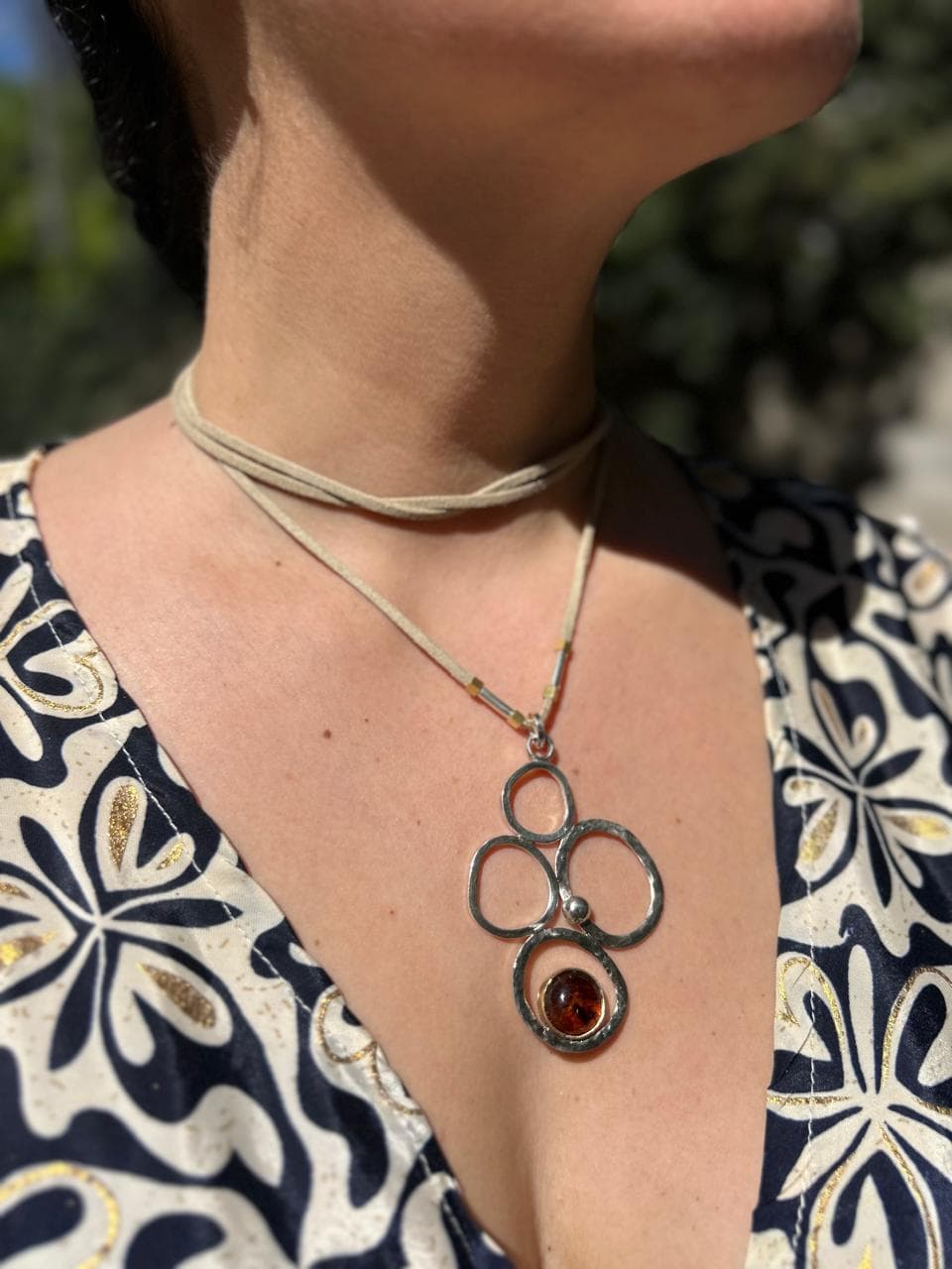 Collar Ámbar Plata y Cuero vista 2