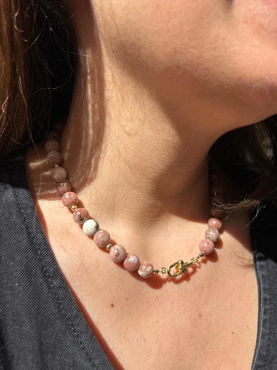 Collar Rodocrosita y Broche Dorado