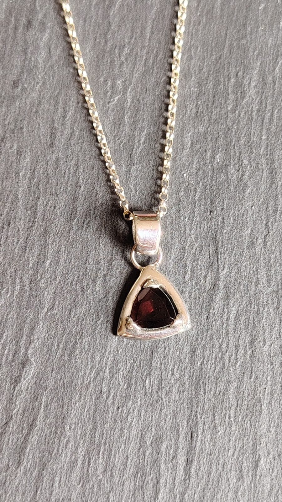 Collar Triángulo Granate