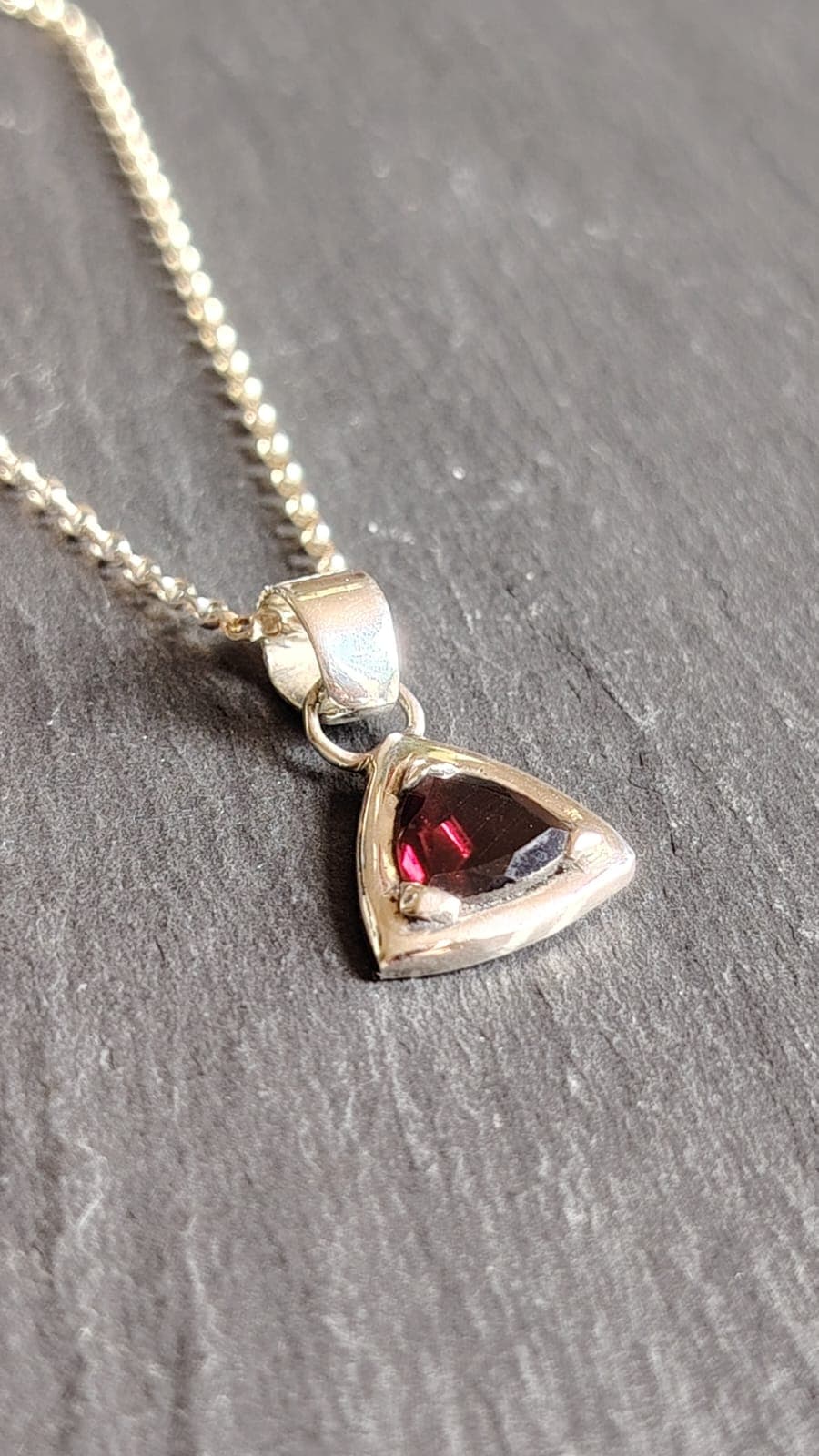 Collar Triángulo Granate vista 2