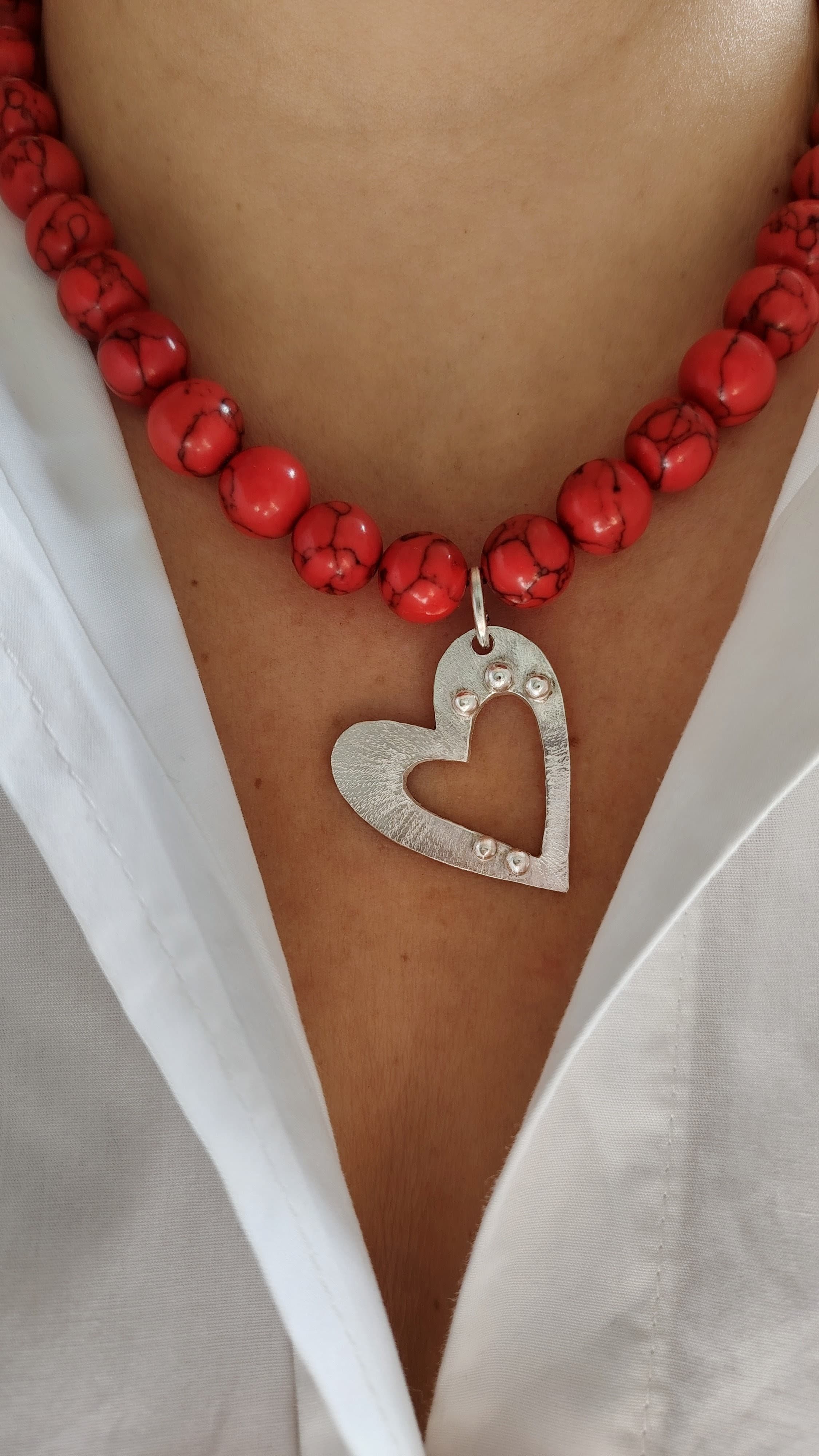 Collar Corazón Howlita Roja vista 3